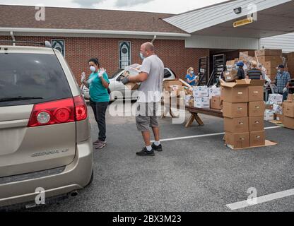 High Springs Mobile Pantry ist eine Lebensmittelbank, die mit "Brot der Mächtigen" arbeitet, um Nahrung an Bedürftige in High Springs, Florida, zu verteilen. Stockfoto