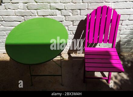 Violet Holz Klappstuhl Und Green Metal Klapptisch Garten Stockfoto