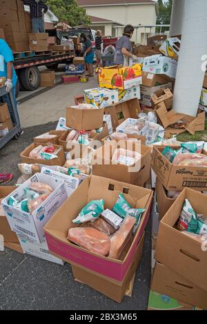 High Springs Mobile Pantry ist eine Lebensmittelbank, die mit "Brot der Mächtigen" arbeitet, um Nahrung an Bedürftige in High Springs, Florida, zu verteilen. Stockfoto