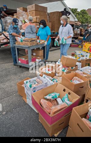 High Springs Mobile Pantry ist eine Lebensmittelbank, die mit "Brot der Mächtigen" arbeitet, um Nahrung an Bedürftige in High Springs, Florida, zu verteilen. Stockfoto