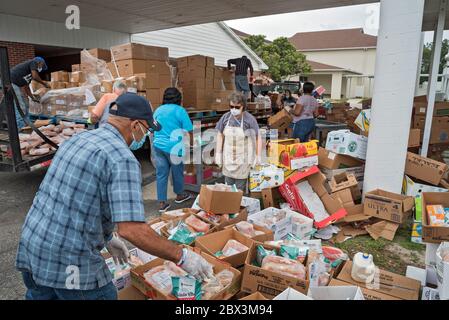 High Springs Mobile Pantry ist eine Lebensmittelbank, die mit "Brot der Mächtigen" arbeitet, um Nahrung an Bedürftige in High Springs, Florida, zu verteilen. Stockfoto