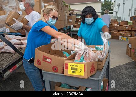 High Springs Mobile Pantry ist eine Lebensmittelbank, die mit "Brot der Mächtigen" arbeitet, um Nahrung an Bedürftige in High Springs, Florida, zu verteilen. Stockfoto