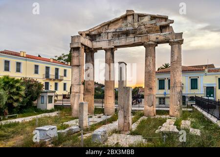 Das Tor von Athena Archegetis bei Roman Agora in Athen, Griechenland. Stockfoto