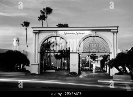 Außenansicht des Paramount Pictures Studios von außerhalb Melrose Gate auf Melrose Ave. In Hollywood bei Sonnenuntergang. Stockfoto