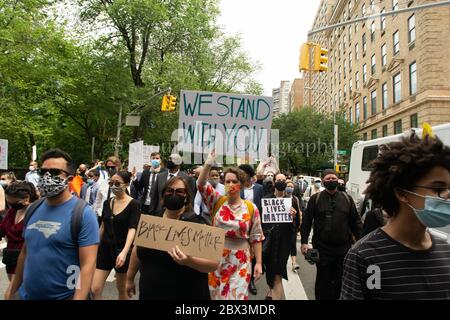 New York City, USA, 06/04/2020 . Die Demonstranten nehmen an der 100 Black Men for George Floyd's Funeral Rallye, Donnerstag, 4. Juni 2020, in New York City Teil. (Foto von Shoun A. Hill) Stockfoto