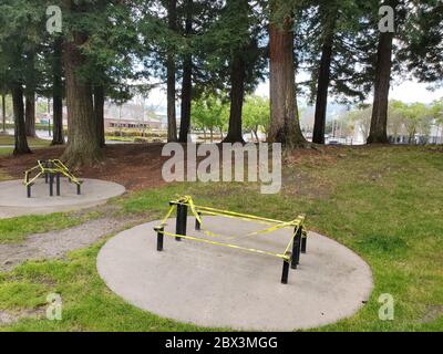 Blickwinkelansicht der entfernten Picknicktische mit Klebeband im Central Park, San Ramon, Kalifornien, 10. April 2020. Mit freundlicher Genehmigung von TH Productions. () Stockfoto