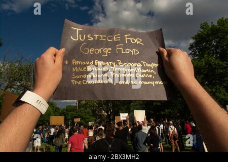 Ein Teilnehmer hält ein Schild während einer Mahnwache und kommt zusammen für George Floyd Sonntag, 31. Mai 2020, in Inwood Park in der Manhattan-Bezirk von New York City. (Shoun A. Hill) Stockfoto