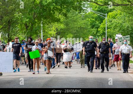 Grosse Pointe, Michigan, USA. Juni 2020. Bewohner des Detroit Vororts von Grosse Pointe schlossen sich den Protesten gegen Polizeibrutalität und die Polizeimorde von George Floyd in Minneapolis an. Die fünf wohlhabenden und meist weißen Grosse Pointe Gemeinden haben traditionell versucht, sich von ihrer weitgehend afroamerikanischen Nachbarstadt zu trennen. Kredit: Jim West/Alamy Live News Stockfoto