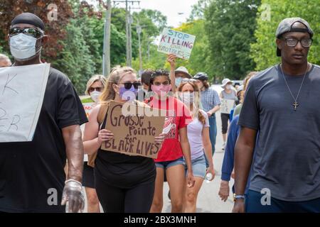 Grosse Pointe, Michigan, USA. Juni 2020. Bewohner des Detroit Vororts von Grosse Pointe schlossen sich den Protesten gegen Polizeibrutalität und die Polizeimorde von George Floyd in Minneapolis an. Die fünf wohlhabenden und meist weißen Grosse Pointe Gemeinden haben traditionell versucht, sich von ihrer weitgehend afroamerikanischen Nachbarstadt zu trennen. Kredit: Jim West/Alamy Live News Stockfoto