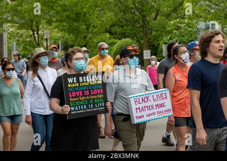 Grosse Pointe, Michigan, USA. Juni 2020. Bewohner des Detroit Vororts von Grosse Pointe schlossen sich den Protesten gegen Polizeibrutalität und die Polizeimorde von George Floyd in Minneapolis an. Die fünf wohlhabenden und meist weißen Grosse Pointe Gemeinden haben traditionell versucht, sich von ihrer weitgehend afroamerikanischen Nachbarstadt zu trennen. Kredit: Jim West/Alamy Live News Stockfoto