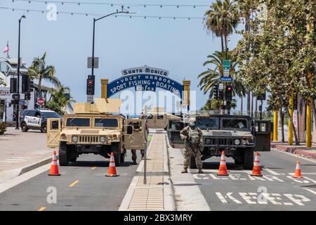 Santa Monica, USA. Juni 2020. Eine Gruppe von Demonstranten marschiert in Erinnerung an George Floyd. Floyd, der von Minneapolis Police getötet wurde, wurde heute begraben. 4/2020 Santa Monica, CA USA (Foto: Ted Soqui/SIPA USA) Quelle: SIPA USA/Alamy Live News Stockfoto