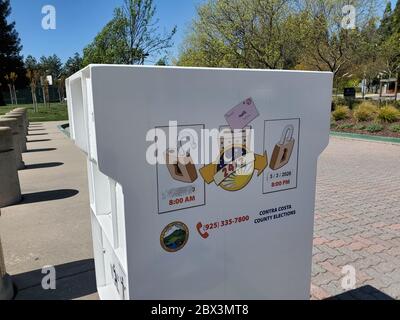 Abstimmung per Briefwahl Abbrecher im Bürgerzentrum in San Ramon, Kalifornien, 21. April 2020. () Stockfoto