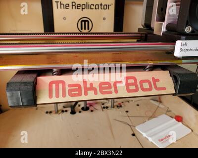 Nahaufnahme des Makerbot-Logos auf dem 3D-Drucker Replicator, San Ramon, Kalifornien, 19. April 2020. () Stockfoto