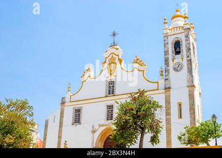 Fassade des historischen katholischen Heiligtums aus dem 15. Jahrhundert, Igreja de Nossa Senhora da Conceicao Kirche, Portimao, Westalgarve, Südportugal Stockfoto