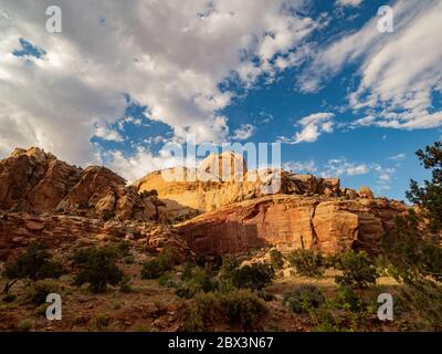 Blick auf den Sonnenuntergang auf den Golden Throne des Capitol Reef National Park Besucherzentrum in Utah Stockfoto