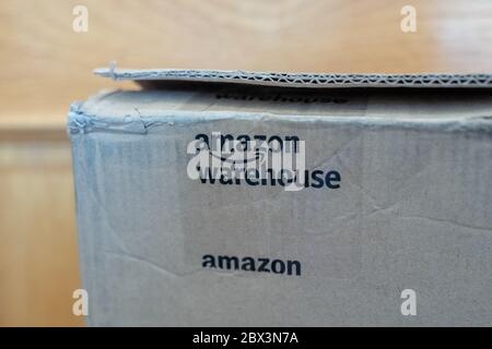 Nahaufnahme des Logos für Amazon Warehouse auf Amazon Prime Package, San Ramon, Kalifornien, 20. Mai 2020. () Stockfoto