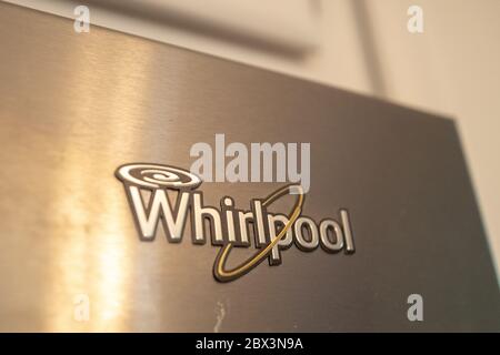 Nahaufnahme des Logos für Haushaltsgeräte der Marke Whirlpool auf Edelstahlfläche, San Ramon, Kalifornien, 27. Mai 2020. () Stockfoto