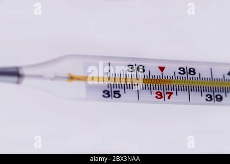 Thermometer medizinisch mit Quecksilber. Ein Glasthermometer zur Messung der Körpertemperatur. Corona-Virus Stockfoto