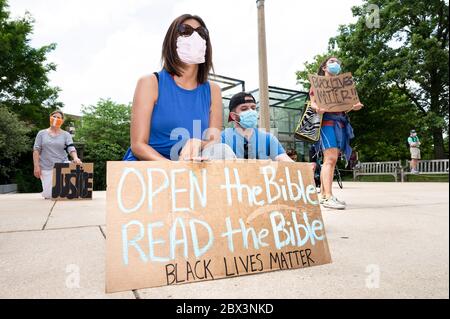 Washington, DC, USA. Juni 2020. 4. Juni 2020 - Washington, DC, USA: Frau mit dem Zeichen ''Bibel öffnen, Bibel lesen, Black Live Matter'' bei einem Protest, der Black Lives Matter in der National Cathedral unterstützt. Quelle: Michael Brochstein/ZUMA Wire/Alamy Live News Stockfoto