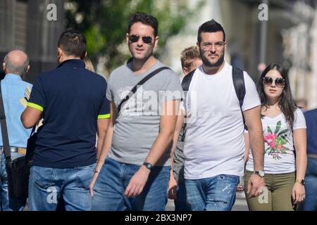 Italienische Männer in der Via Sparano da Bari. Bari, Italien Stockfoto