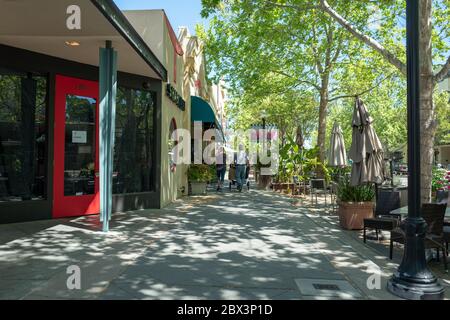 Castro Street im Silicon Valley, Mountain View, Kalifornien war während eines Ausbruchs des COVID-19 Coronavirus, 24. April 2020, fast leer. () Stockfoto