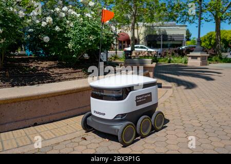 Raumschiff-Roboter für die Nahrungsmittellieferung im Silicon Valley, Mountain View, Kalifornien, 24. April 2020. () Stockfoto