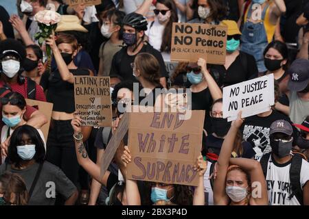 New York, NY, USA. Juni 2020. Protestler gehen über die Brooklyn Bridge wie während einer Demonstration über den Tod von George Floyd durch einen Minneapolis Polizeibeamten am 4. Juni 2020 in New York. Kredit: Bryan Smith/ZUMA Wire/Alamy Live News Stockfoto