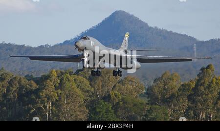 Ein US Air Force B-1B Lancer Stealth Bomber Flugzeug aus dem 37. Expeditionary Bomber Squadron, 28. Bombenflügel, landet am Royal Australian Air Force Base Amberley 27. November 2017 in Amberley, Australien. Zwei B-1B Lancer nehmen an der RAAF-geführten Übung Lightning Focus Teil, der größten internationalen Luftwaffe-Übung in Australien. Stockfoto