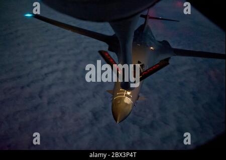 Ein US Air Force B-1B Lancer Stealth Bomber Flugzeug aus dem 28th Bomb Wing, tankt aus einem KC-135 Stratotanker Flugzeug 7. Februar 2012 über Wyoming. Stockfoto