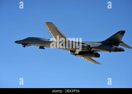 Ein US Air Force B-1B Lancer Stealth Bomber Flugzeug aus dem 7. Bombenflügel, hebt auf einer Red Flag 18-1 Training Mission Nellis Air Force Base 15. Februar 2018 in Las Vegas, Nevada. Stockfoto