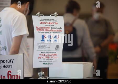 Ein Schild vor einem Supermarkt in Hiroo im Zentrum von Tokio, Japan, informiert Kunden, dass sie während eines Ausbruchs des COVID-19 Coronavirus, 29. April 2020, nicht ohne Maske oder Gesichtsschutz eintreten dürfen. Fotograf Niclas Ericsson. () Stockfoto