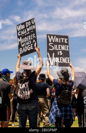 Demonstranten mit Schildern bei Demonstration zu Ehren George Floyd, im Pan Pacific Park im Fairfax Viertel von Los Angeles, Kalifornien. Stockfoto