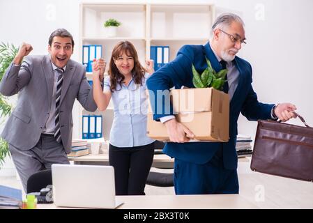 Zwei männliche und eine weibliche Angestellte im Büro Stockfoto