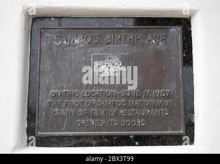 Santa Barbara, Kalifornien, USA. Juni 2020. Das erste und letzte verbliebene Sambo's Restaurant kündigte an, dass es seinen Namen ändern und sich neu benennen will, nachdem es diese Woche wegen der rassistischen Implikationen seines Namens erneut unter Beschuss geraten war. Das Restaurant wurde 1957 in Santa Barbara von Sam Battistone Sr. Und Newell Bohnet gegründet, die Buchstaben ihres vor- und Nachnamens zusammenlegten, um den Namen des Restaurants zu erfinden. In seiner Blütezeit hatte Sambo's 1,117 Standorte in 47 Bundesstaaten. Kredit: PJ Heller/ZUMA Wire/Alamy Live News Stockfoto