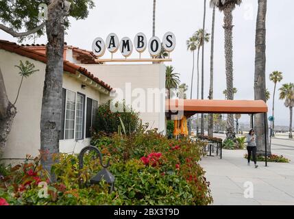 Santa Barbara, Kalifornien, USA. Juni 2020. Das erste und letzte verbliebene Sambo's Restaurant kündigte an, dass es seinen Namen ändern und sich neu benennen will, nachdem es diese Woche wegen der rassistischen Implikationen seines Namens erneut unter Beschuss geraten war. Das Restaurant wurde 1957 in Santa Barbara von Sam Battistone Sr. Und Newell Bohnet gegründet, die Buchstaben ihres vor- und Nachnamens zusammenlegten, um den Namen des Restaurants zu erfinden. In seiner Blütezeit hatte Sambo's 1,117 Standorte in 47 Bundesstaaten. Kredit: PJ Heller/ZUMA Wire/Alamy Live News Stockfoto