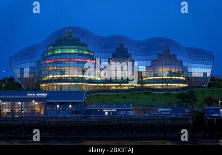 Newcastle, Großbritannien - 01. Juli 2019: Nachtszene mit wunderschönen Reflexionen von Sage Gateshead ein Konzertsaal in Gateshead am Tyne River. Stockfoto