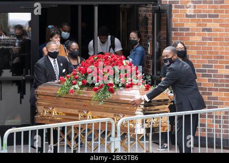 Minneapolis, USA. Juni 2020. George Floyds Sarg wird vom Denkmal zum Leichenwagen an der North Central University in Minneapolis, Minnesota, den Vereinigten Staaten, am 4. Juni 2020 verschoben. Benjamin Crump, Anwalt der Familie von George Floyd, der unter Polizeigewahrsam erstickt wurde, sagte am Donnerstag, dass es die "Pandemie des Rassismus" war, die den Schwarzen tötete. Kredit: Ben Hovland/Xinhua/Alamy Live News Stockfoto