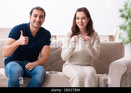 Mann und schwangere Frau im Rauchverbot Stockfoto