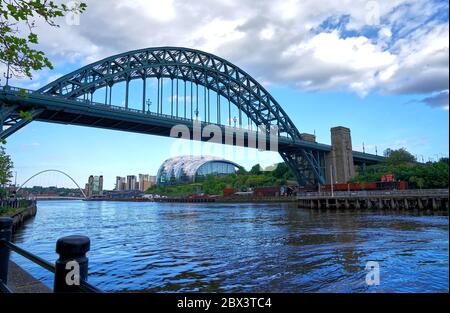 Wunderschöner blauer Himmel und Wolken über der Tyne Bridge. Die berühmte Brücke über den Fluss Tyne zwischen Newcastle und Gateshead. Stockfoto