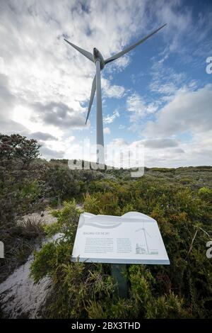 Albany Western Australia 11. November 2019 : Beschilderung beschreibt die beeindruckende Technik, die in die Windkraftanlagen des Albany Windparks in Wes einfließt Stockfoto