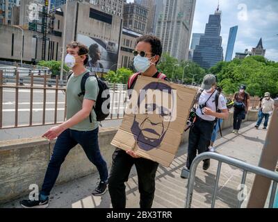 New York, New York, USA. Juni 2020. Tausende von BLM-Demonstranten marschierten über die Brooklyn Bridge in NYC friedlich protestieren den Tod von George Lloyd durch Minneapolis Polizei. Sie marschierten von Cadman Plaza Bklyn zum Foley Square in Lower Manhattan und darüber hinaus. Kredit: Milo Hess/ZUMA Wire/Alamy Live News Stockfoto