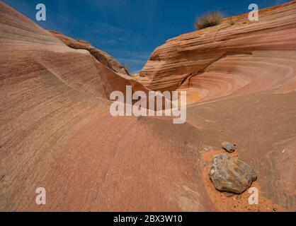 Eine felsige Landschaft mit bizarren Formen und bunten Linien Stockfoto