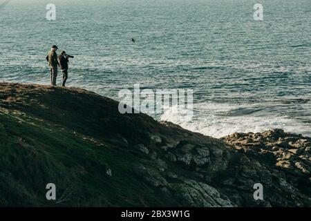 29/5/2020 Touristen halten Blick auf Seelöwe am Katiki Point Lighthouse, Moeraki, Südinsel, Neuseeland. Stockfoto