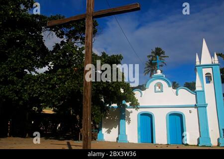 Historische Kirche Praia do Forte, Bahia, Brasilien. Kapelle des Heiligen Franziskus, alte Kolonialarchitektur, am Hauptplatz. Berühmte Sommer Reiseziel Stockfoto