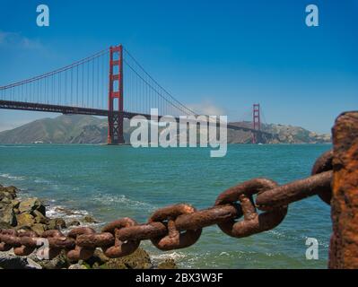 Die Golden Gate Bridge mit einer rostigen Kette im Vordergrund Stockfoto