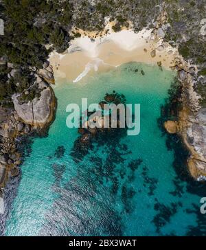 Blick von oben auf Waterfall Beach, einen abgeschiedenen Strand neben dem berühmtesten Little Beach in Westaustralien Stockfoto