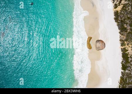 Blick von oben auf die Wellen, die auf den Felsen am Little Beach in Nanarup Western Australia brechen Stockfoto