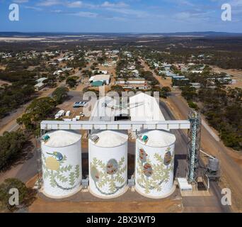 Ravensthorpe Western Australia Noveber 11. 2019 : Luftaufnahme der Getreidesilos und der Stadt Ravensthorpe am South Coast Highway, Western Austral Stockfoto