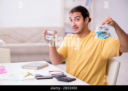 Junger Mann im Konzept der Budgetplanung Stockfoto