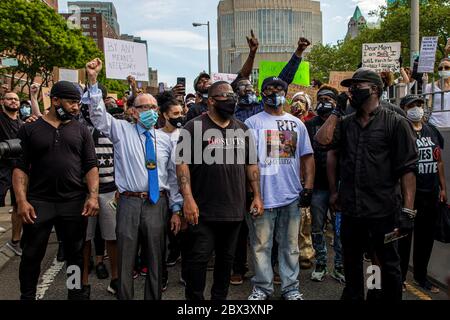 New York, USA. Juni 2020. Terrence Floyd (weißes Hemd und schwarzer Yankees-Hut), Bruder von George Floyd, beginnt nach einem friedlichen Denkmal für George Floyd, das am 4. Juni 2020 im Cadman Plaza Park in Brooklyn, New York, NY, stattfand, über die Brooklyn Bridge zu gehen. Proteste finden im ganzen Land statt, nachdem der Tod von George Floyd, während in Polizeigewahrsam in Minneapolis, wurde von einem Zuschauer gefilmt. (Foto von Christopher Lazzaro/Alive Coverage/Sipa USA) Quelle: SIPA USA/Alamy Live News Stockfoto